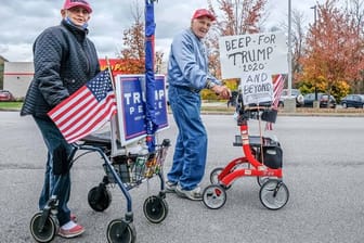 Trump-Anhänger mit Rollatoren.