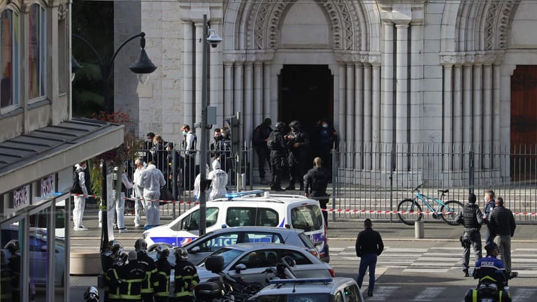Nizza: Polizisten der Eliteeinheit Raid treffen ein, um die Kirche Notre-Dame nach einem Messerangriff zu durchsuchen.