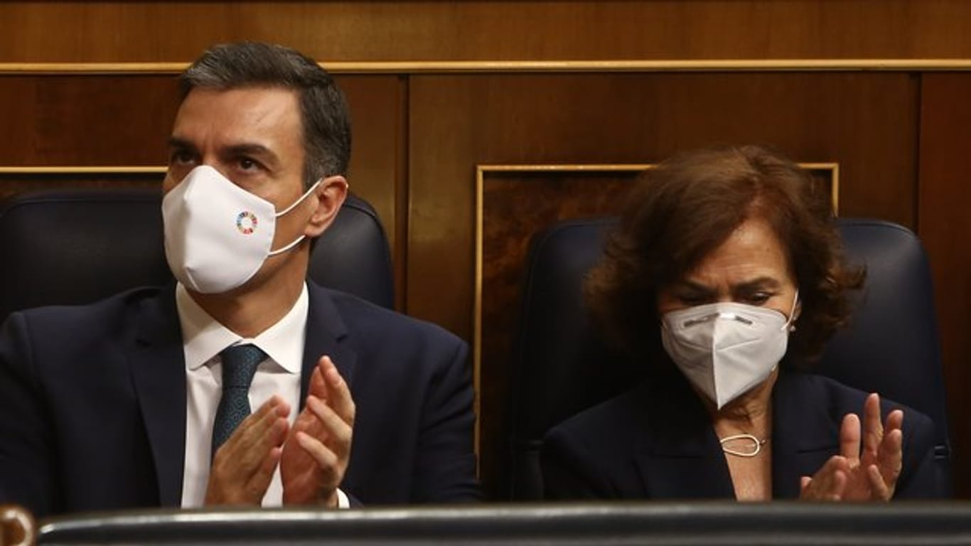 Pedro Sanchez, Ministerpräsident von Spanien, und Carmen Calvo, Vize-Regierungschefin von Spanien, applaudieren im Parlament.