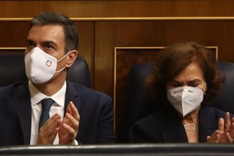 Pedro Sanchez, Ministerpräsident von Spanien, und Carmen Calvo, Vize-Regierungschefin von Spanien, applaudieren im Parlament.