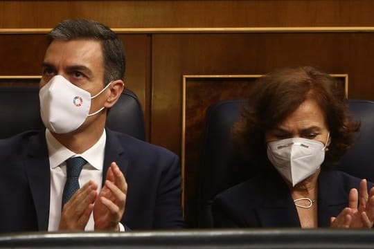Pedro Sanchez, Ministerpräsident von Spanien, und Carmen Calvo, Vize-Regierungschefin von Spanien, applaudieren im Parlament.