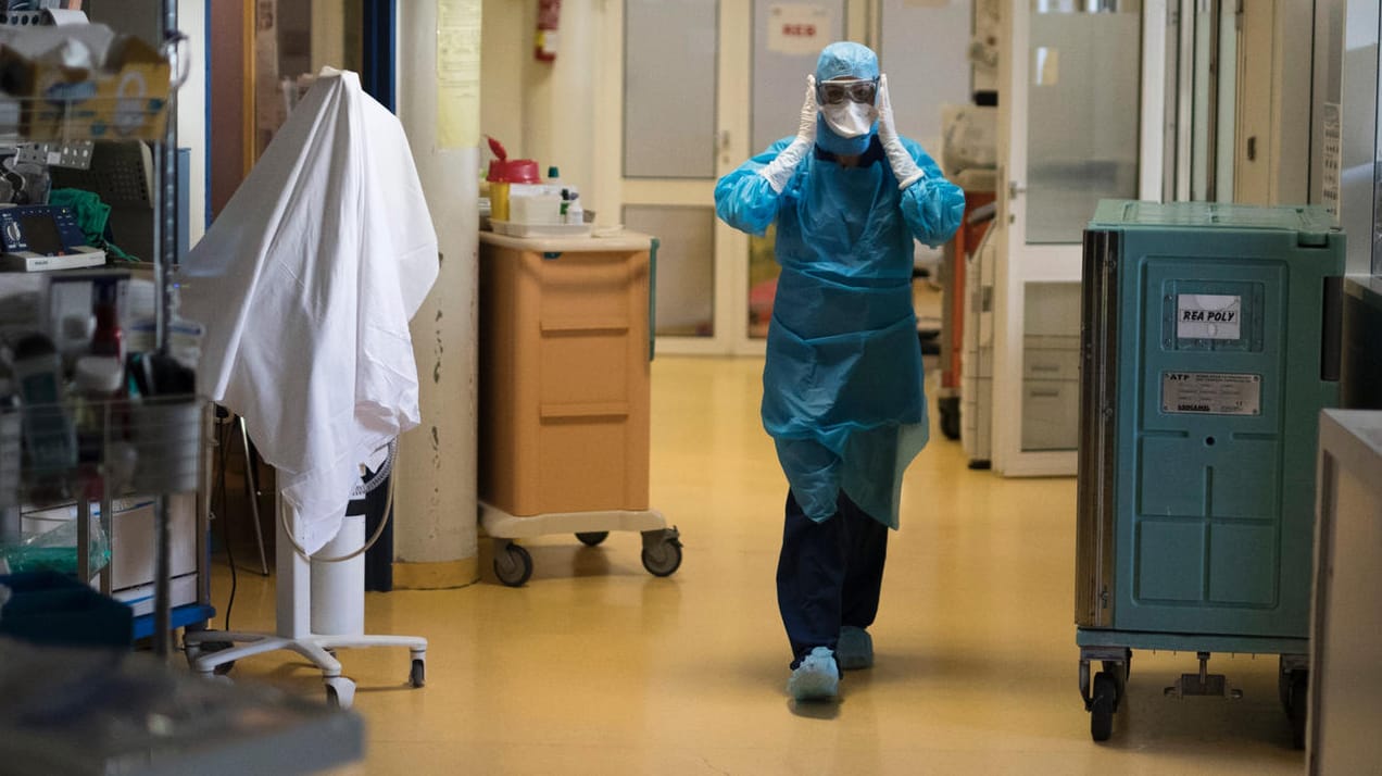 Arles: Eine medizinische Mitarbeiterin geht durch die Intensivstation des Joseph-Imbert-Krankenhauses. Viele französische Ärzte drängten auf einen neuen Lockdown aufgrund der steigenden Auslastung der Intensivstationen.