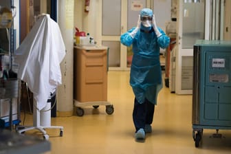 Arles: Eine medizinische Mitarbeiterin geht durch die Intensivstation des Joseph-Imbert-Krankenhauses. Viele französische Ärzte drängten auf einen neuen Lockdown aufgrund der steigenden Auslastung der Intensivstationen.