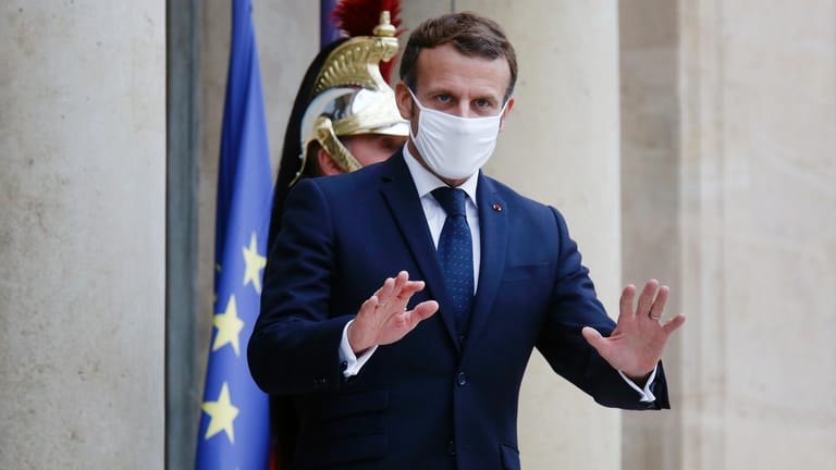 Emmanuel Macron trägt eine Mund-Nasen-Bedeckung: Der französische Präsident verkündete im Fernsehen landesweite Corona-Maßnahmen.