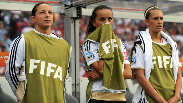 WM 2011: Die Reservistinnen Inka Grinks (li.), Fatmire Lira Bajramaj und Lena Goeßling beim Vorrundenspiel gegen Kanada.