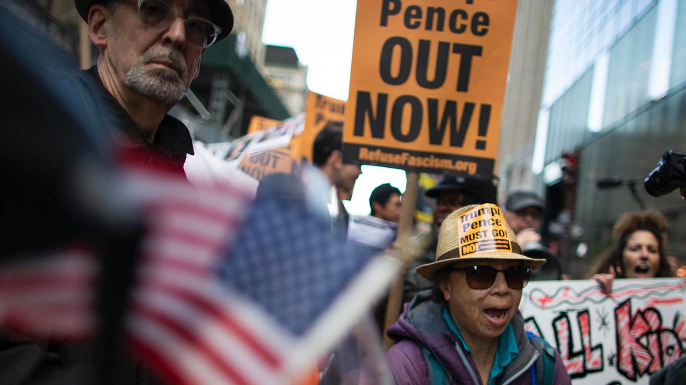 Menschen nehmen an einem New Yorker Protest gegen Trump und seine Politik teil: Seit der Wahl ist das Verhältnis zwischen dem Präsidenten und den New Yorkern endgültig zerrüttet.