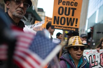 Menschen nehmen an einem New Yorker Protest gegen Trump und seine Politik teil: Seit der Wahl ist das Verhältnis zwischen dem Präsidenten und den New Yorkern endgültig zerrüttet.