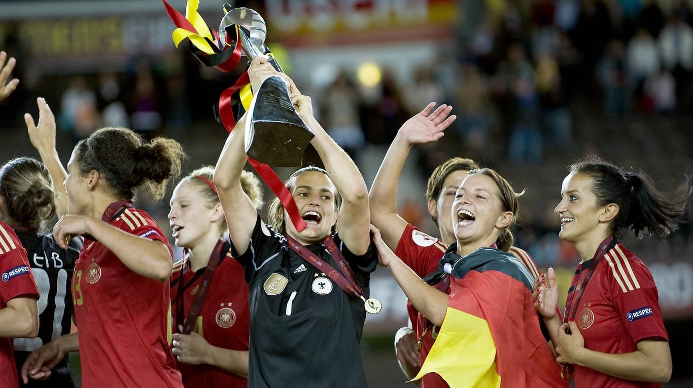 Torhüterin Nadine Angerer mit dem Pokal, Inka Grings und Fatmire Bajramaj jubeln über den EM-Titel 2009.