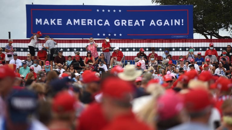 Florida: Anhänger warten auf einen Auftritt des US-Präsidenten Donald Trump.