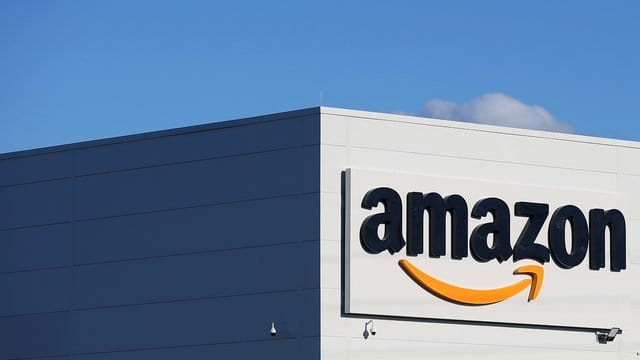 Im neuen Verfahren des Bundeskartellamts geht es um die Frage, ob Amazon Dritthändlern den Verkauf von Markenprodukten verbieten darf. Im neuen Verfahren des Bundeskartellamts geht es um die Frage, ob Amazon Dritthändlern den Verkauf von Markenprodukten verbieten darf.