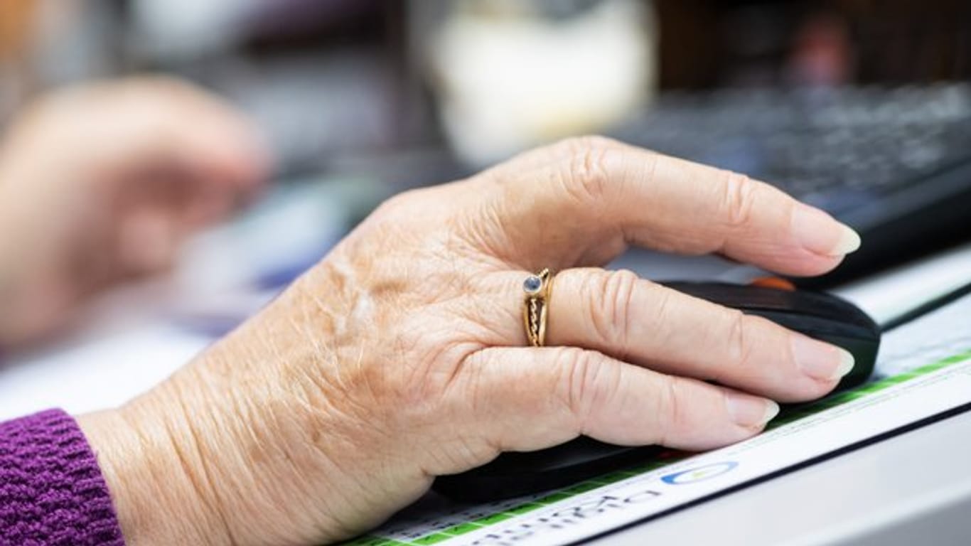 Übers Netz lässt sich auch in Zeiten von Isolation Kontakt mit Familie und Freunden halten - und immer mehr ältere Menschen nutzen diese Möglichkeit.