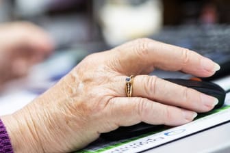 Übers Netz lässt sich auch in Zeiten von Isolation Kontakt mit Familie und Freunden halten - und immer mehr ältere Menschen nutzen diese Möglichkeit.