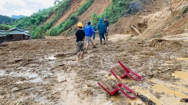 Dorfbewohner waten durch Schlamm, nachdem ein Erdrutsch ein Dorf im ländlichen Bezirk Phuoc Loc in der Provinz Quang Nam überschwemmt hat. Dorfbewohner waten durch Schlamm, nachdem ein Erdrutsch ein Dorf im ländlichen Bezirk Phuoc Loc in der Provinz Quang Nam überschwemmt hat.