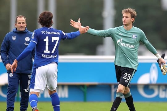 Der FC Schalke 04 um Torwart Frederik Rönnow, Benjamin Stambouli und Trainer Manuel Baum (r-l) möchte endlich drei Punkte.