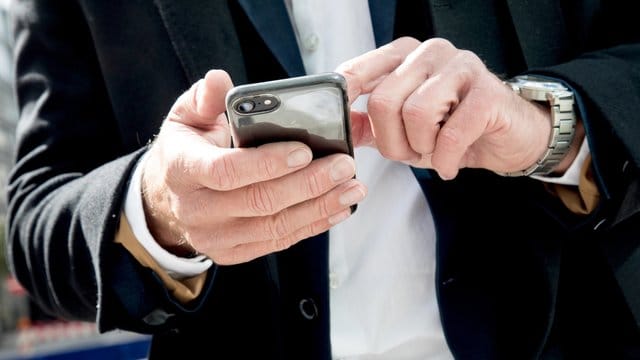 Das Smartphone nutzen viele für ihre Geldgeschäfte.