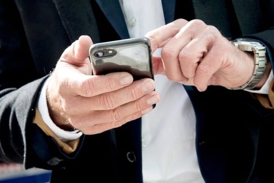 Das Smartphone nutzen viele für ihre Geldgeschäfte.