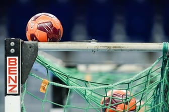 Handbälle liegen auf einem Tor: Auch der Handball leidet unter der Corona-Krise.
