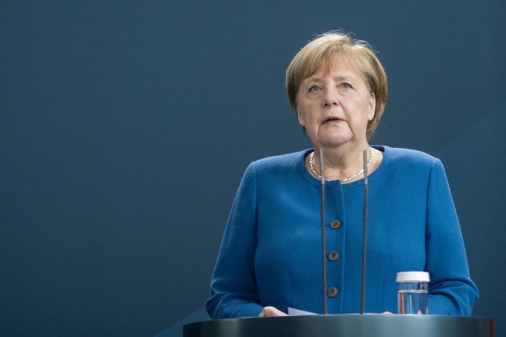 Kanzlerin Angela Merkel: "Der französischen Nation gilt in diesen schweren Stunden Deutschlands Solidarität."