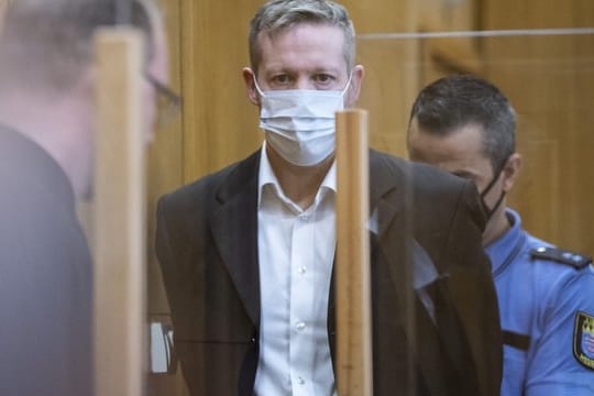 Der Hauptangeklagte Stephan Ernst (M) soll den nordhessischen Regierungspräsidenten Lübcke vor einem Jahr auf dessen Terrasse erschossen haben, weil sich der CDU-Politiker für Flüchtlinge eingesetzt hatte.