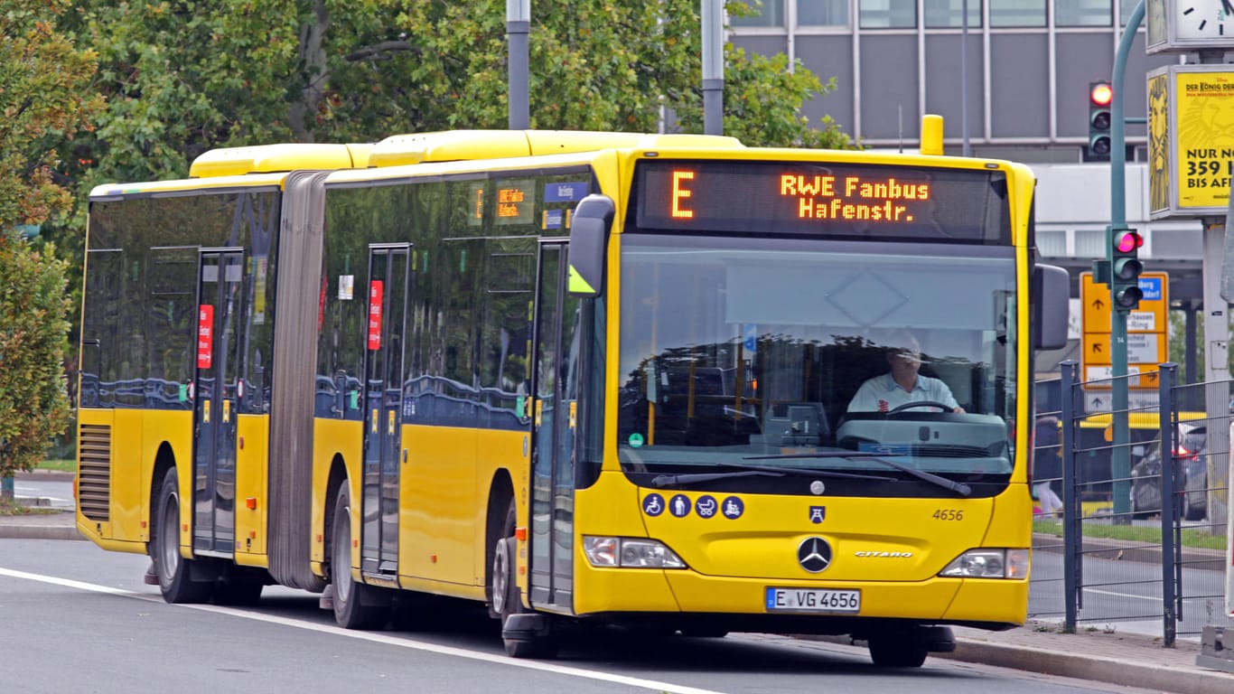 Ein Bus der Rheinbahn in Essen (Symbolbild): Möglicherweise hat jemand in Essen auf zwei Busse geschossen.