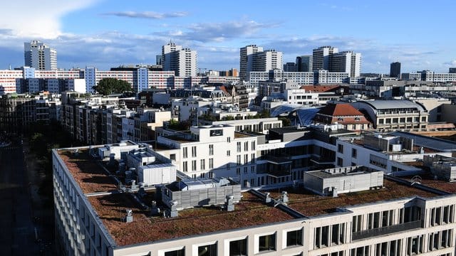 Wer mehr als 40 Prozent des verfügbaren Einkommens für Wohnkosten ausgibt, gilt laut Statistischem Bundesamt als überlastet.