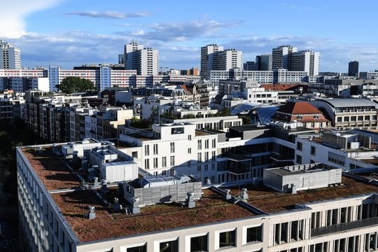 Wer mehr als 40 Prozent des verfügbaren Einkommens für Wohnkosten ausgibt, gilt laut Statistischem Bundesamt als überlastet.