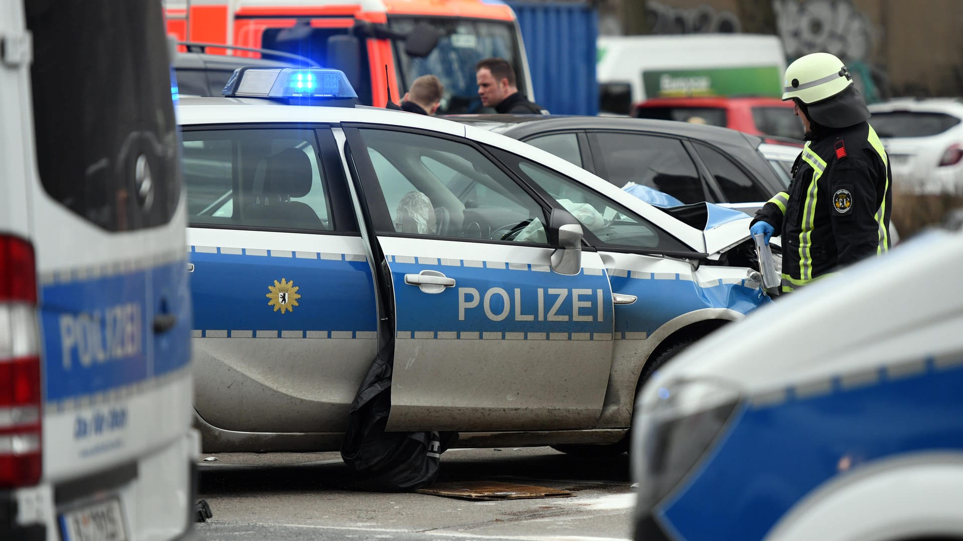 Ein Feuerwehrmann steht nach einem Unfall an einem beschädigten Polizeiauto: Bei dem tödlichen Crash mit einem Funkstreifenwagen starb eine 21-Jährige. Ein Feuerwehrmann steht nach einem Unfall an einem beschädigten Polizeiauto: Bei dem tödlichen Crash mit einem Funkstreifenwagen starb eine 21-Jährige.