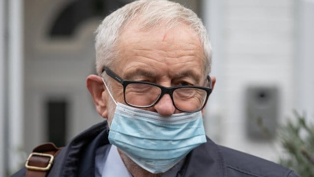 Jeremy Corbyn, ehemaliger Vorsitzender der Labour Partei, verlässt sein Haus in Nordlondon. Jeremy Corbyn, ehemaliger Vorsitzender der Labour Partei, verlässt sein Haus in Nordlondon.