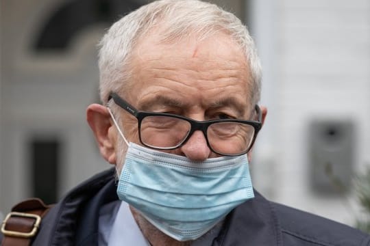 Jeremy Corbyn, ehemaliger Vorsitzender der Labour Partei, verlässt sein Haus in Nordlondon.