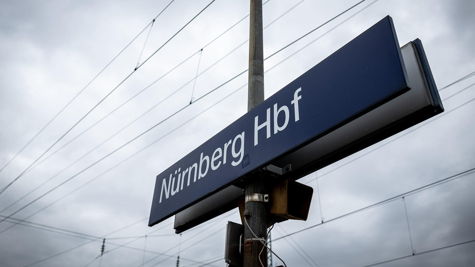 Ein Bahnhofsschild "Nürnberg Hbf": Am Nürnberger Hauptbahnhof hat ein Maskenverweigerer einen Passanten und zwei Polizisten angegriffen. Ein Bahnhofsschild "Nürnberg Hbf": Am Nürnberger Hauptbahnhof hat ein Maskenverweigerer einen Passanten und zwei Polizisten angegriffen.