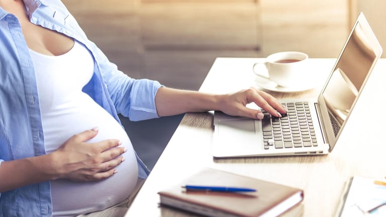 Beschäftigungsverbot: Eine Arbeit im Büro können Schwangere meist noch problemlos ausüben. Aber es gibt auch Sonderfälle.