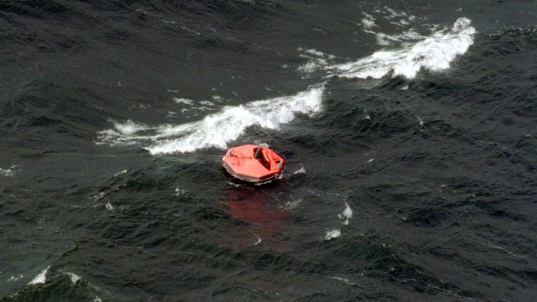 29. September 1994: Eine rote Rettungsinsel der "Estonia" auf dem offenen Meer.