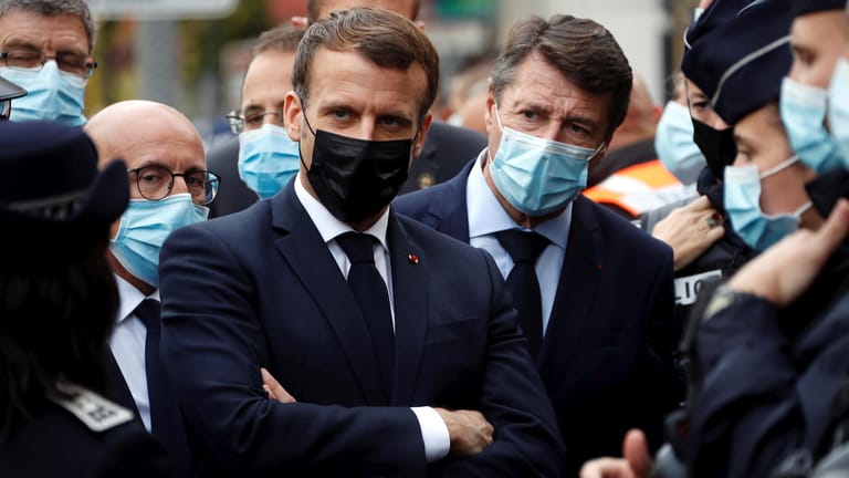 Emmanuel Macron, Präsident von Frankreich, und Christian Estrosi, Bürgermeister von Nizza: Macron kündigte einen verstärkten Schutz von Kirchen und Schulen an.