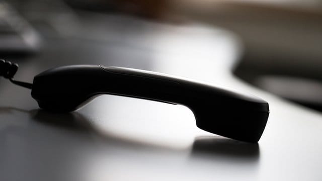 Schockanrufe: Trickbetrüger geben sich am Telefon gerade als Angehörige aus, die an Covid-19 erkrankt sind.