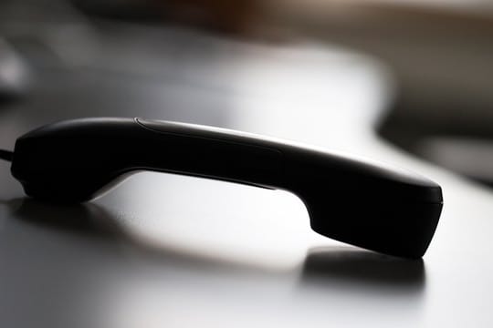 Schockanrufe: Trickbetrüger geben sich am Telefon gerade als Angehörige aus, die an Covid-19 erkrankt sind.