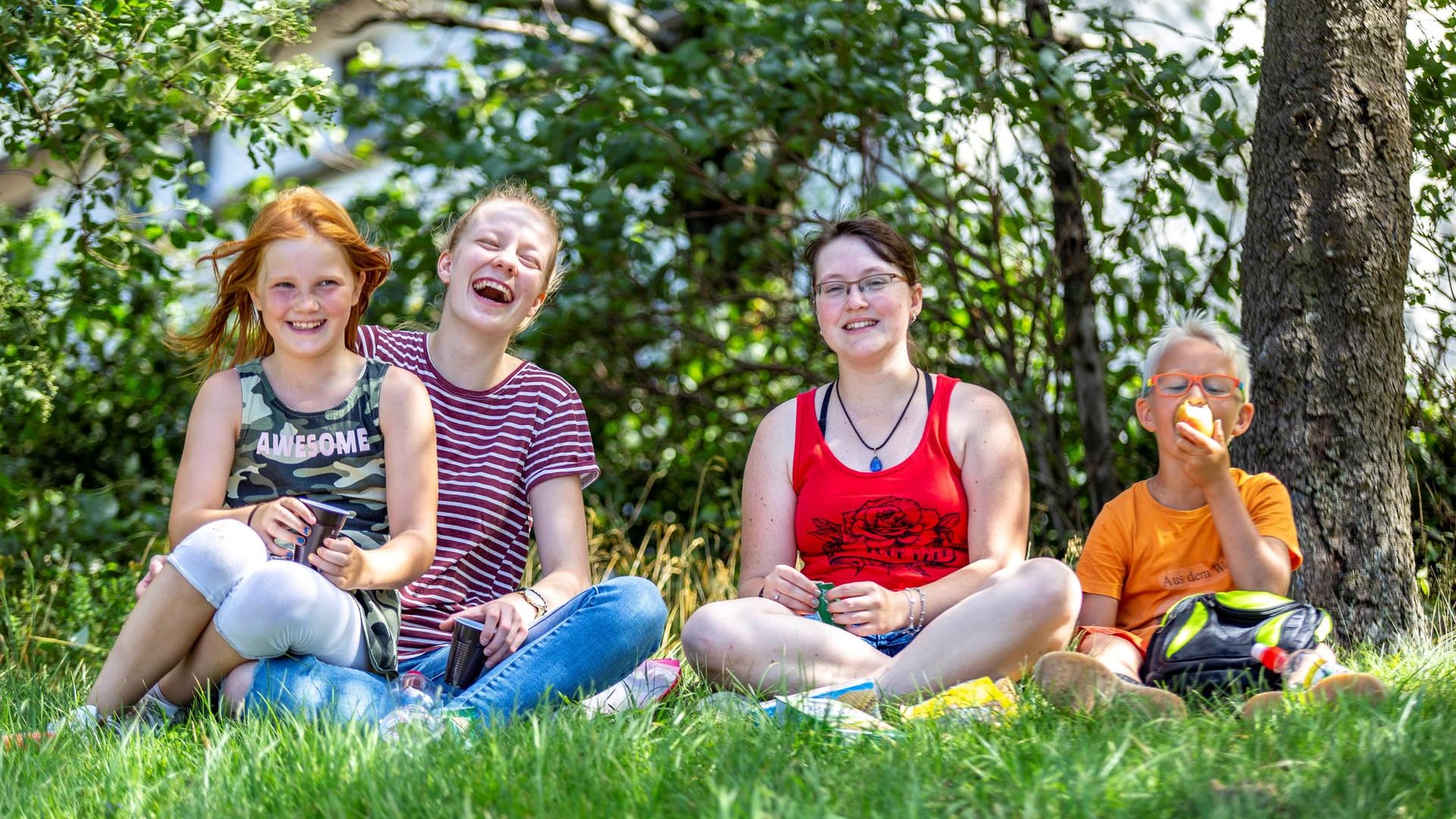 Die "Balus" Elisa Marie Ißle und Vanessa Seidel (Mitte) mit ihren "Moglis": Die Stadt Erfurt ehrt Studierende und Azubis für ihr ehrenamtliches Engagement beim Mentorenprogramm "Balu und Du".