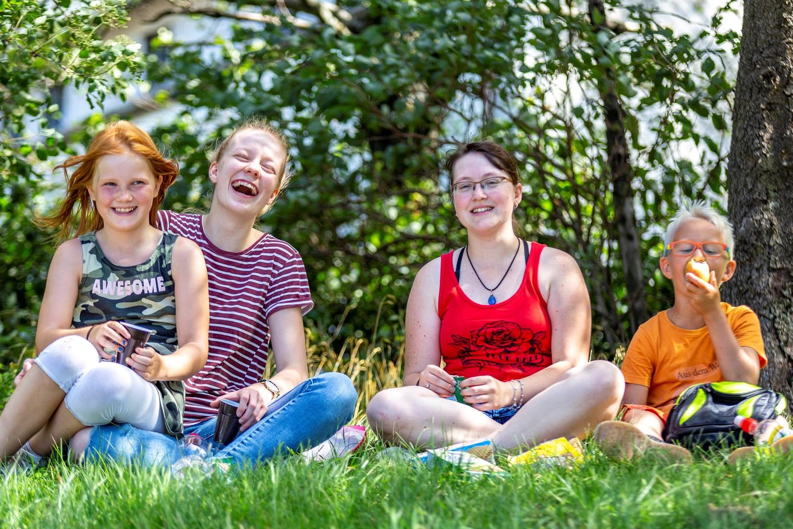 Die "Balus" Elisa Marie Ißle und Vanessa Seidel (Mitte) mit ihren "Moglis": Die Stadt Erfurt ehrt Studierende und Azubis für ihr ehrenamtliches Engagement beim Mentorenprogramm "Balu und Du".