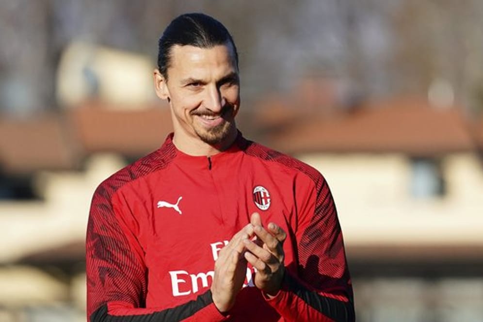 Milans Superstar Zlatan Ibrahimovic fordert die Menschen auf, sich an die Corona-Schutzregeln zu halten.