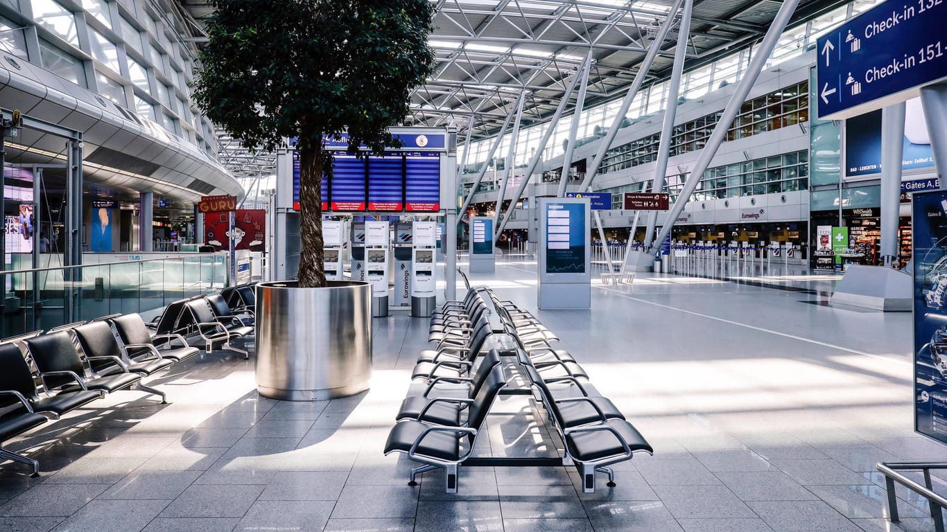 Blick in den Flughafen Düsseldorf (Symbolbild): Die Corona-Testzentren an den beiden Düsseldorfer Flughäfen schließen.