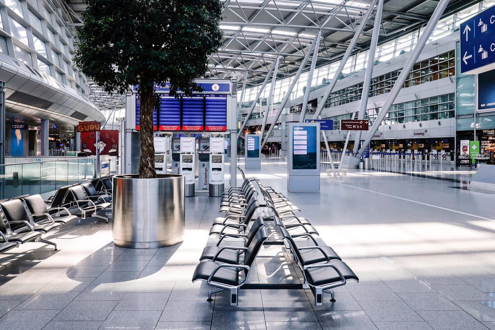 Blick in den Flughafen Düsseldorf (Symbolbild): Die Corona-Testzentren an den beiden Düsseldorfer Flughäfen schließen.