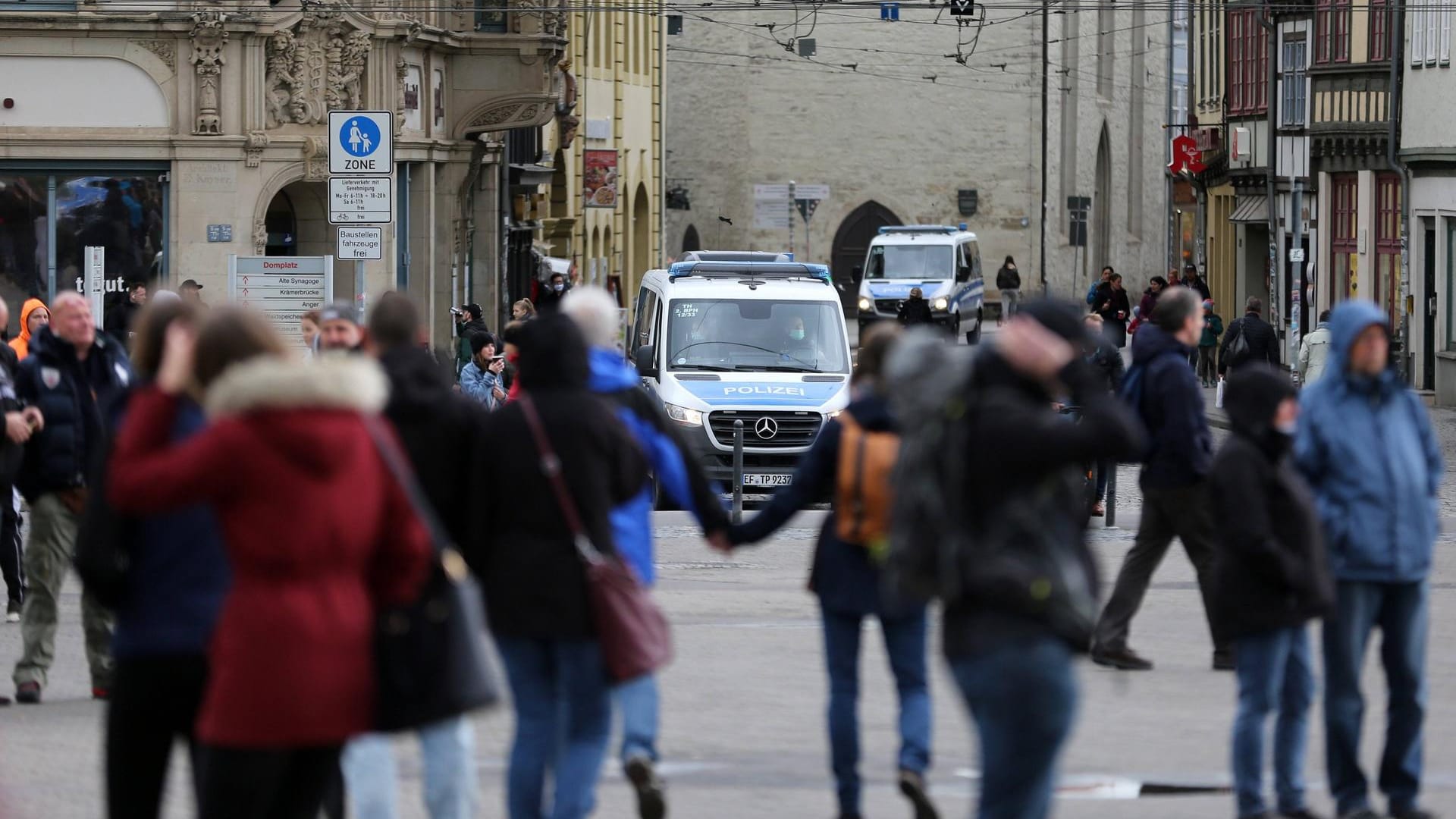 Einsatzwagen der Polizei am Erfurt Domplatz: Die Einhaltung der Corona-Maßnahmen soll nun noch konsequenter kontrolliert werden.