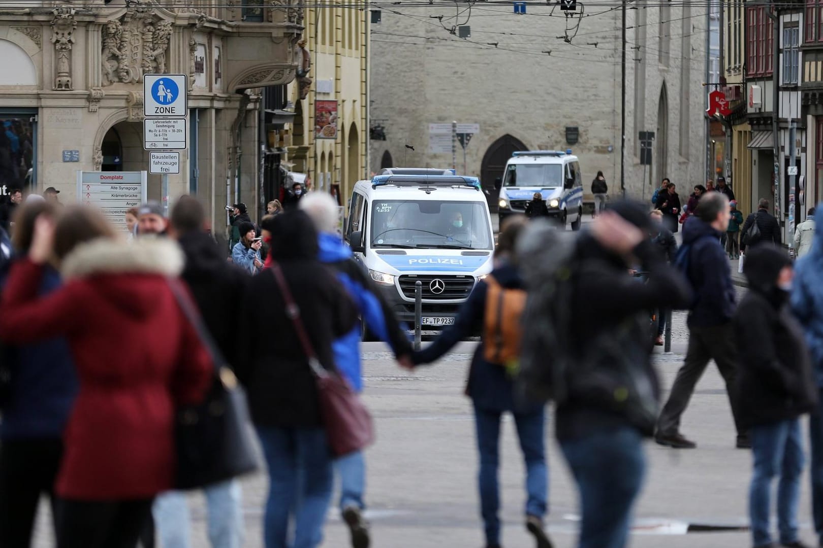 Einsatzwagen der Polizei am Erfurt Domplatz: Die Einhaltung der Corona-Maßnahmen soll nun noch konsequenter kontrolliert werden.