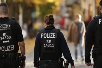 Polizeistreife in Berlin: Die neuen Maßnahmen sollen von den Beamten genau kontrolliert werden.