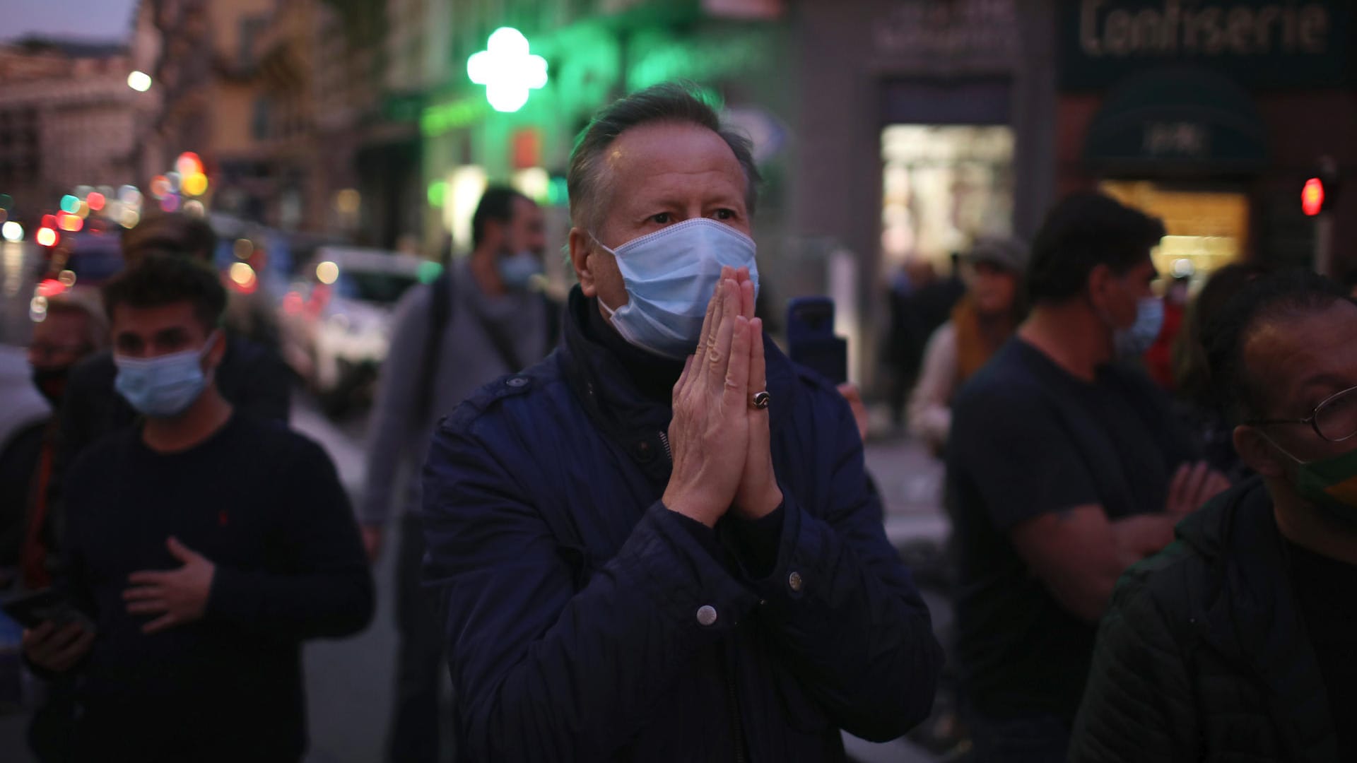 Frankreich, Nizza: Ein Mann betet auf der Straße vor der Kirche Notre Dame nach einer Messerattacke.