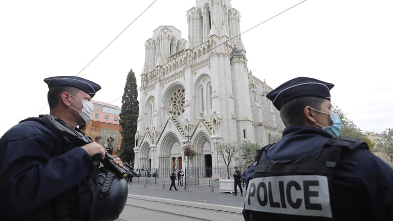 Frankreich, Nizza: Polizeibeamte stehen in der Nähe des Tatorts einer Messerattacke vor der Kirche Notre-Dame in der südfranzösischen Küstenstadt Nizza.