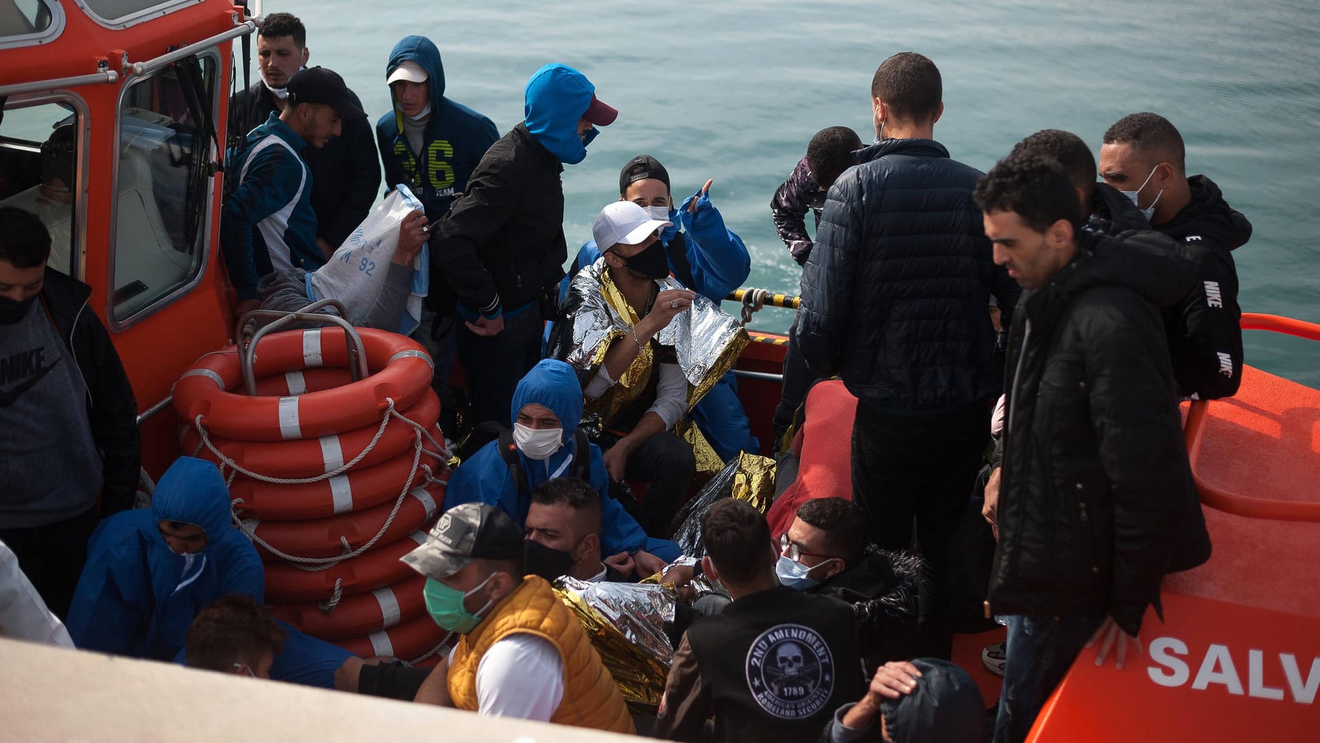 Gerettete Migranten: Nicht alle Geflüchteten schaffen es an Land. Viele von ihnen kentern auf kleinen Booten auf dem Ozean. (Symbolbild)