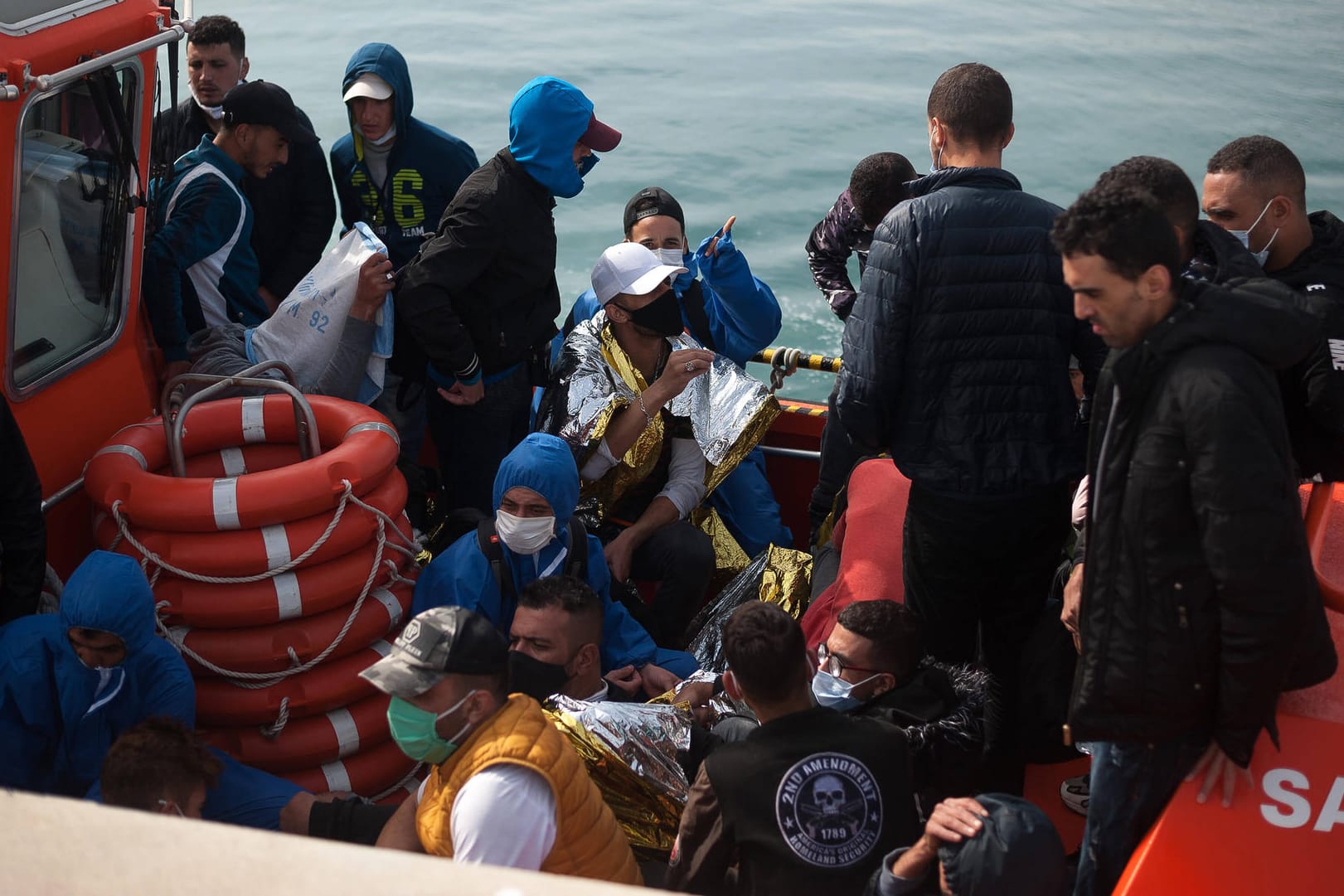 Gerettete Migranten: Nicht alle Geflüchteten schaffen es an Land. Viele von ihnen kentern auf kleinen Booten auf dem Ozean. (Symbolbild)