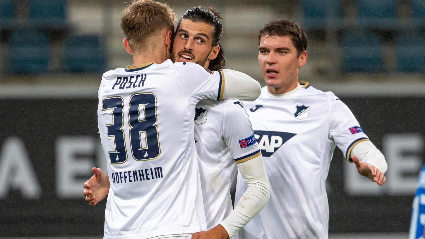 Stefan Posch (l.) und Robert Skov (r.) gratulieren Florian Grillitsch: Der Österreicher traf zum 2:0.