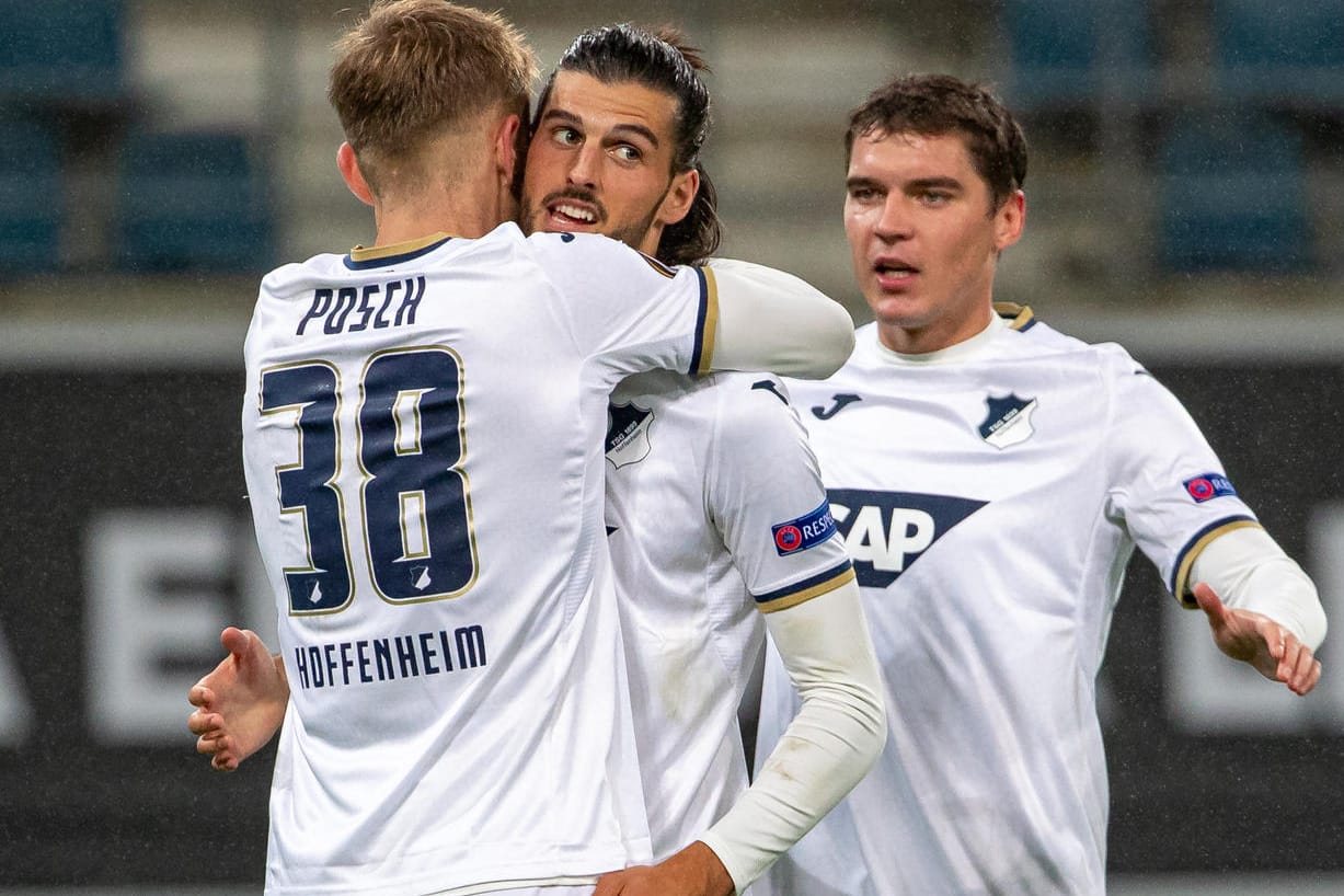 Stefan Posch (l.) und Robert Skov (r.) gratulieren Florian Grillitsch: Der Österreicher traf zum 2:0.