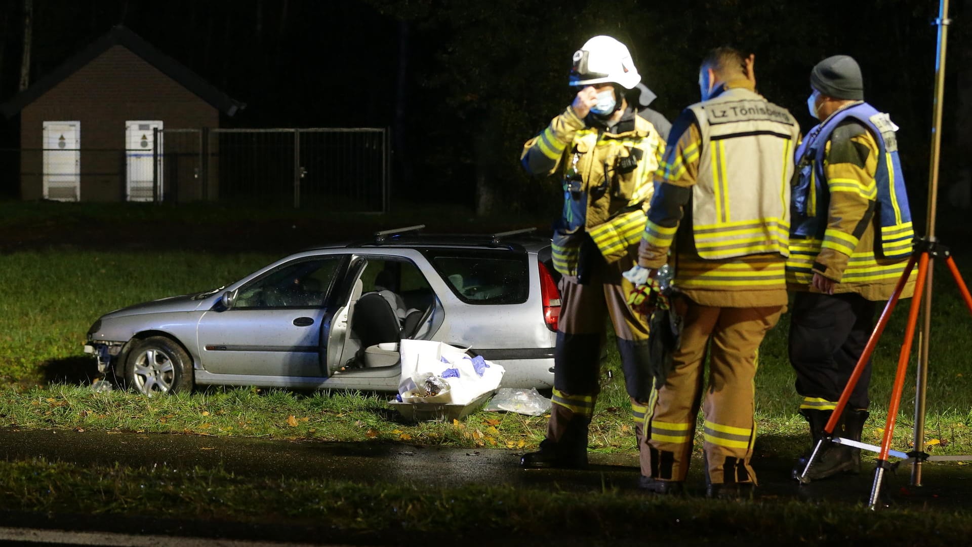 Das Unfall-Auto steht neben der Straße auf einer Wiese: Der Autofahrer ist aus bislang ungeklärter Ursache von der Fahrbahn abgekommen.